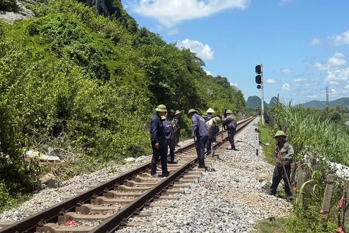 Rockslide damages North–South railway in Quang Tri - 2 Rockslide damages North–South railway in Quang Tri - 2