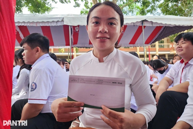 Dantri/Dtinews donates 500 health insurance cards to disadvantaged students - 3