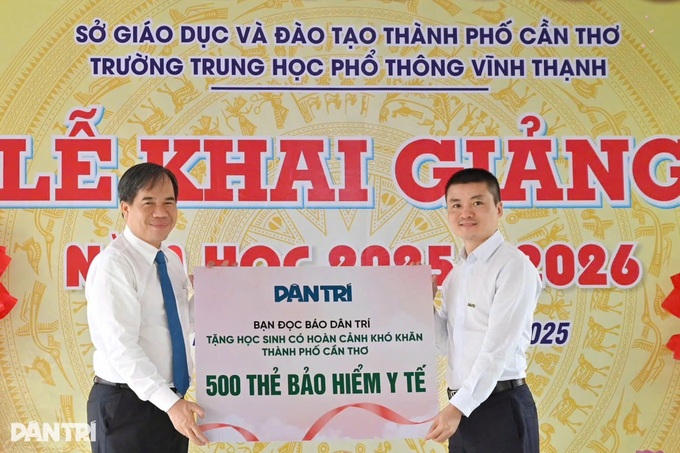 Dantri/Dtinews donates 500 health insurance cards to disadvantaged students - 1