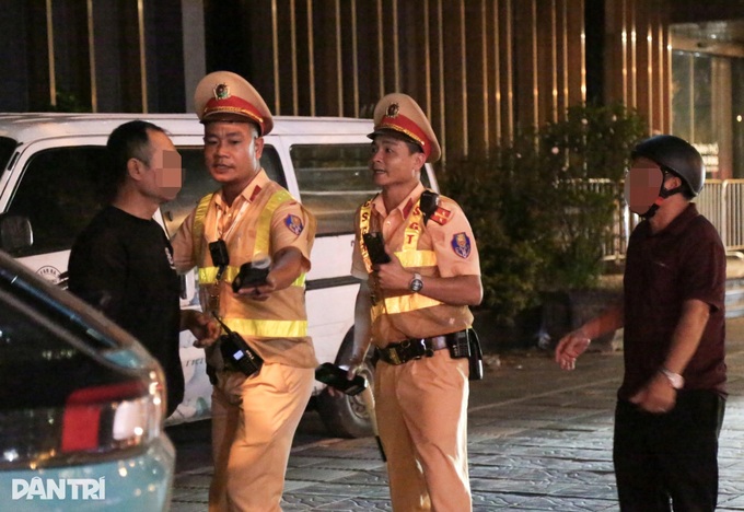 Hanoi traffic police target bars for drink-driving offenders - 4 Hanoi traffic police target bars for drink-driving offenders - 4