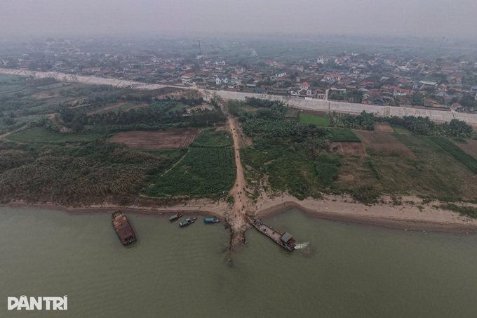 Over 450 students cross river daily to attend school in Hanoi - 1 Over 450 students cross river daily to attend school in Hanoi - 1