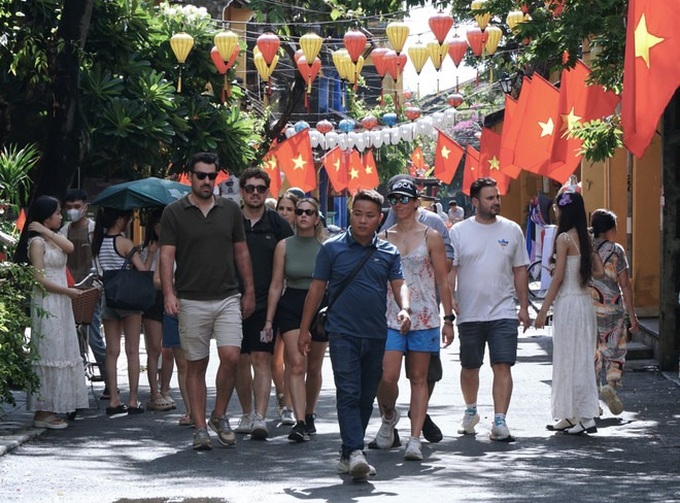 Vietnam lures nearly 14 million foreign visitors in January-August - 1