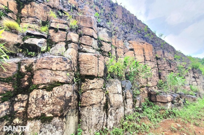 Newly-discovered rock formation in Danang resembles Da Dia Reef - 2 Newly-discovered rock formation in Danang resembles Da Dia Reef - 2
