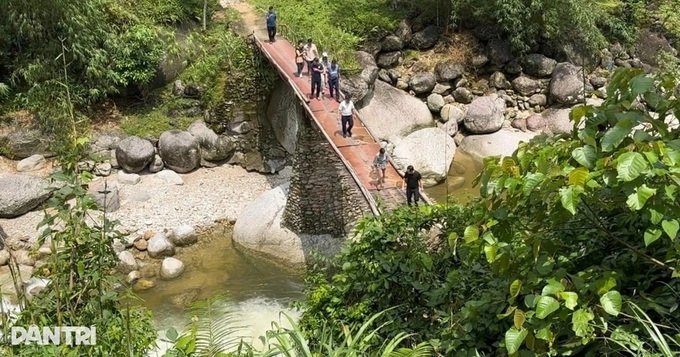 Tay Con Linh Mountain residents need new bridge - 3 Tay Con Linh Mountain residents need new bridge - 3