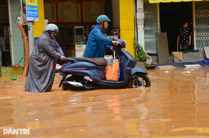 Central Dalat streets severely flooded after heavy rain - 4 Central Dalat streets severely flooded after heavy rain - 4