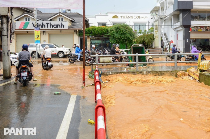 Central Dalat streets severely flooded after heavy rain - 8 Central Dalat streets severely flooded after heavy rain - 8