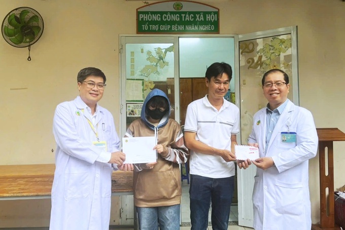 Teen sold into prostitution receives VND 2 billion for medical treatment - 2