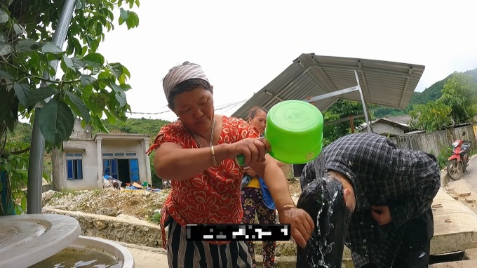 Korean tourist helped by locals after motorbike fall in Tuyen Quang - 3