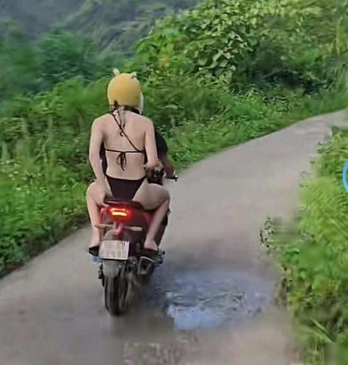 Foreign tourist in bikini sparks debate on Tuyen Quang road - 1