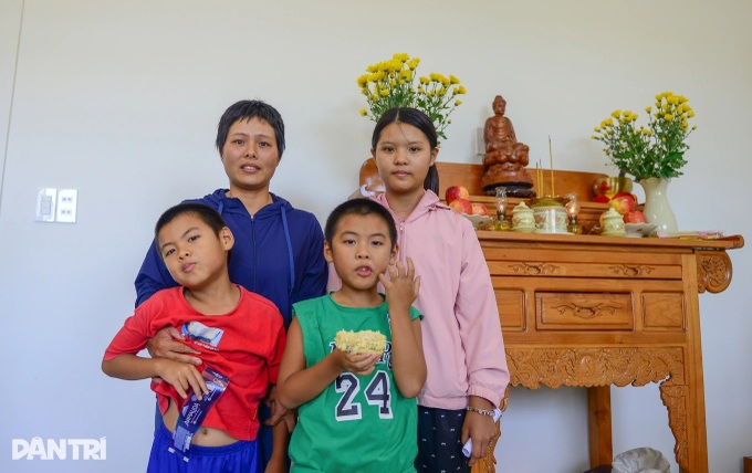 Poor mother in Lam Dong moved to tears as she receives dream home - 3