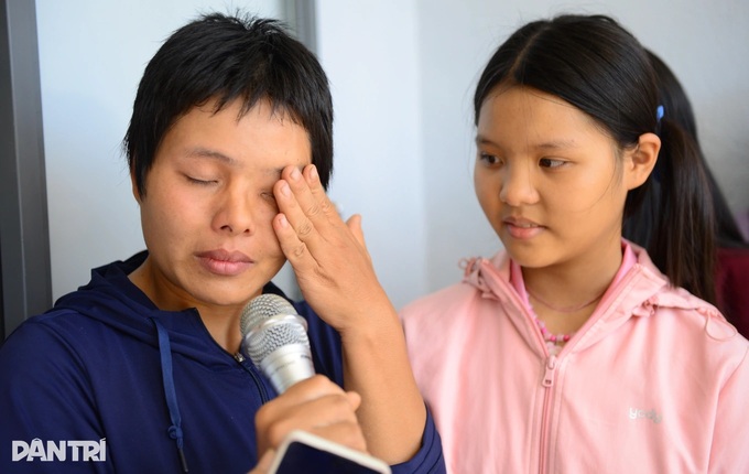 Poor mother in Lam Dong moved to tears as she receives dream home - 1