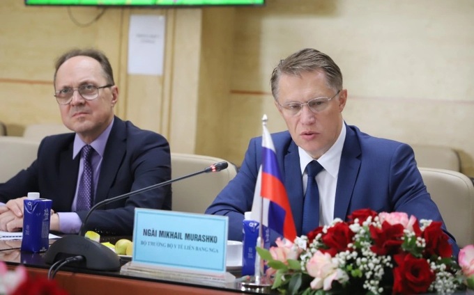 Russian health minister helps save passenger on Moscow-Hanoi flight - 1