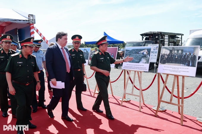 US ambassador attends handover of dioxin-free land at Bien Hoa Airport - 1