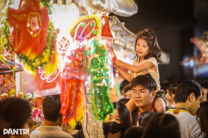 Early Mid-Autumn covers HCM City’s oldest lantern street - 5
