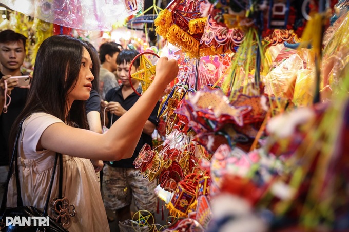 Early Mid-Autumn covers HCM City’s oldest lantern street - 6