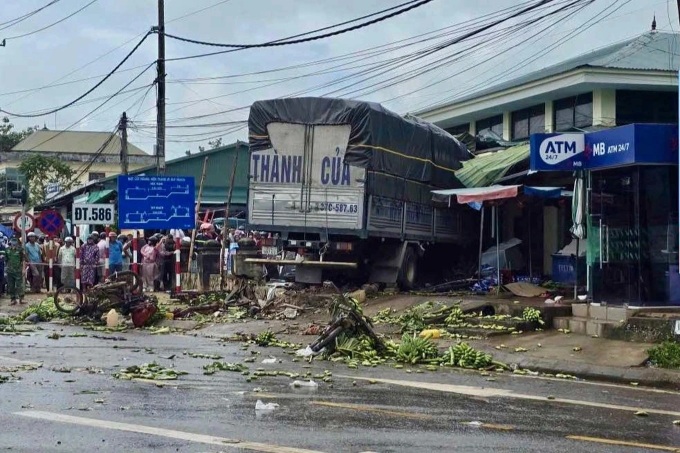 Truck crashes into Quang Tri market, killing three - 1