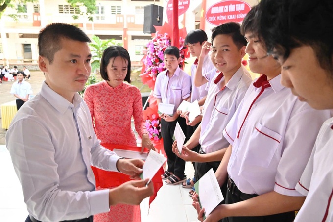 Dtinews gives 2,000 health insurance cards to disadvantaged students - 1