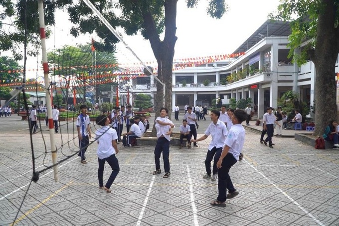 HCM City to ban phone use during school break times - 1 HCM City to ban phone use during school break times - 1