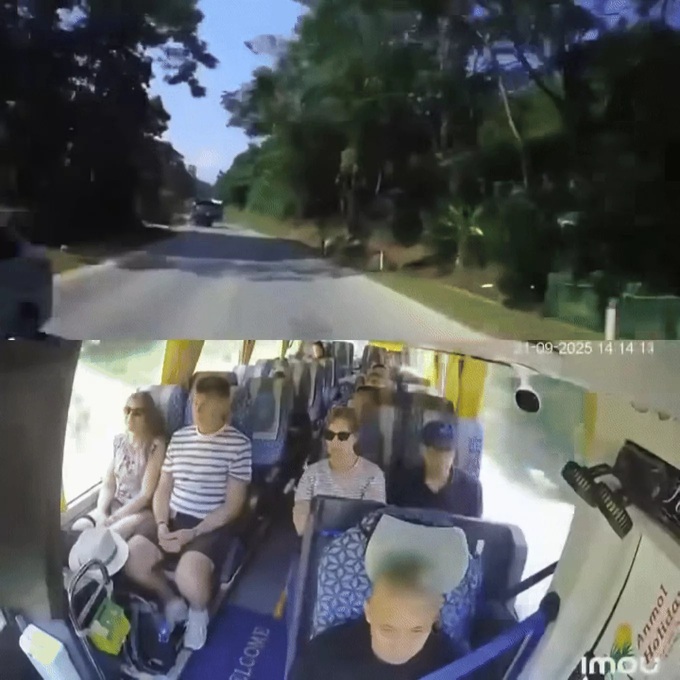 Tourists applaud bus driver for averting crash in Tuyen Quang - 1
