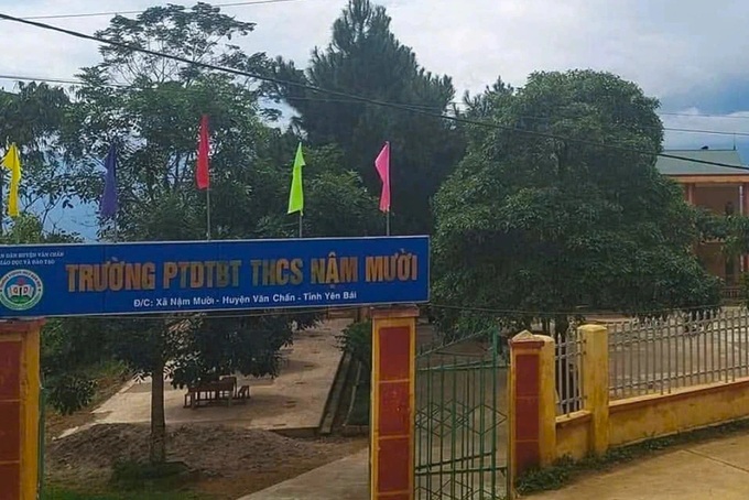 Two children killed after school gate pillar collapses in Lao Cai - 1