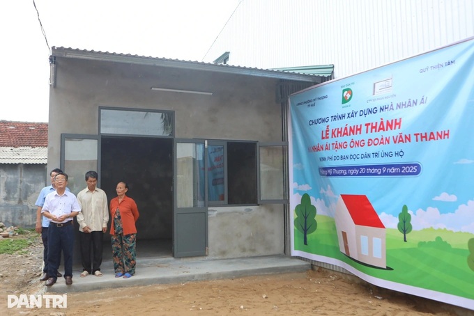 Hue elderly couple receives new home after decades in poverty - 2