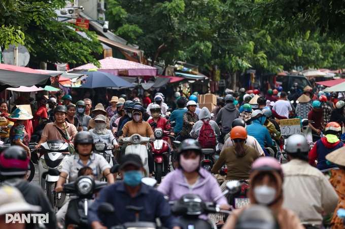 Road expansion near Tan Son Nhat airport stalled for years - 2