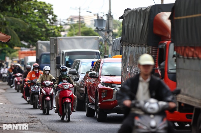 Road expansion near Tan Son Nhat airport stalled for years - 3