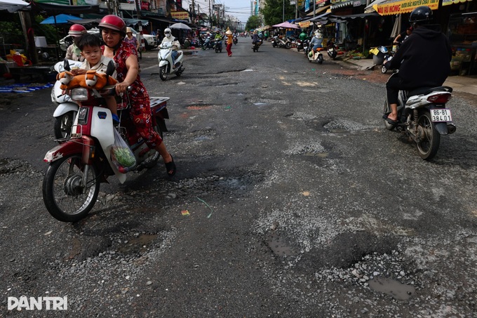 Road expansion near Tan Son Nhat airport stalled for years - 4