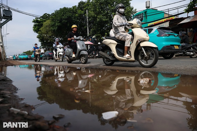 Road expansion near Tan Son Nhat airport stalled for years - 5