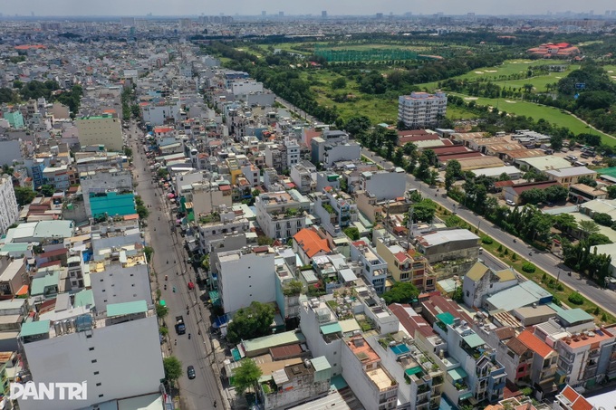 Road expansion near Tan Son Nhat airport stalled for years - 7