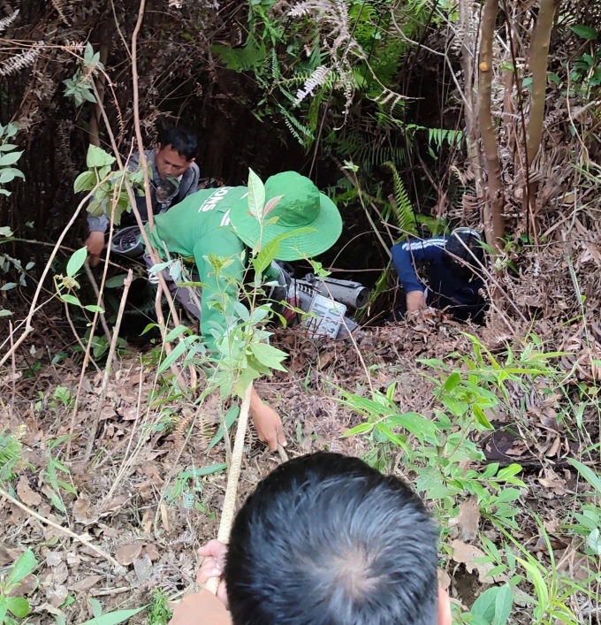 Two tourists rescued after 25-metre plunge in Lao Cai - 2