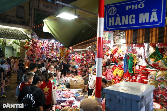 Hanoi street filled with early Mid-Autumn Festival spirit - 1