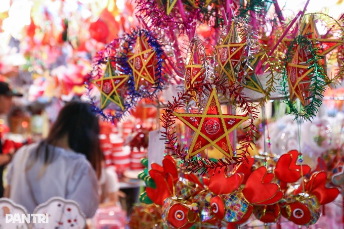 Hanoi street filled with early Mid-Autumn Festival spirit - 3