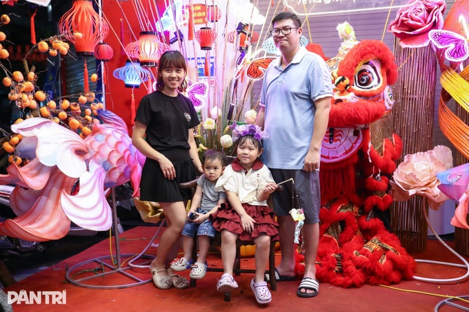 Hanoi street filled with early Mid-Autumn Festival spirit - 4
