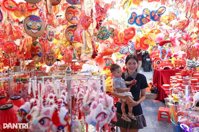 Hanoi street filled with early Mid-Autumn Festival spirit - 5