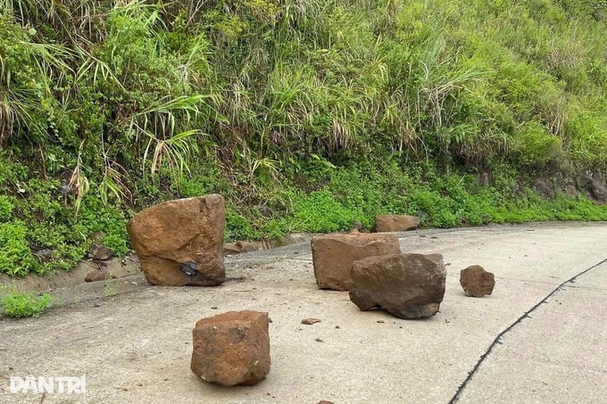 Massive rocks fall onto Quang Ngai road - 2