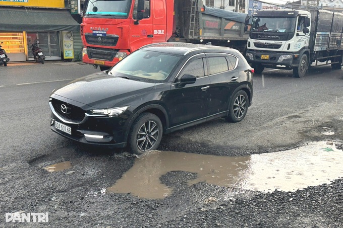 Road linking Long Thanh airport deteriorates - 3