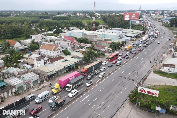 Road linking Long Thanh airport deteriorates - 9