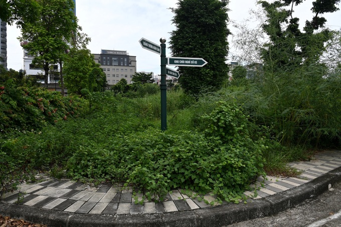 Newly opened public park in Hanoi falls into neglect - 7