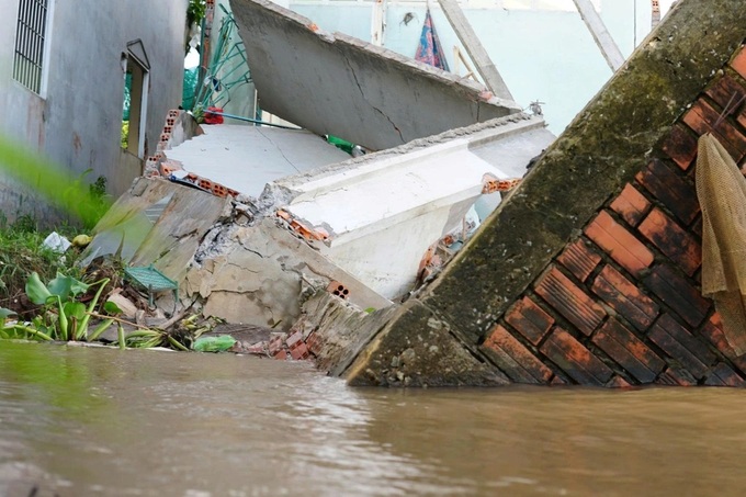 Houses collapse as erosion hits Tien River - 1