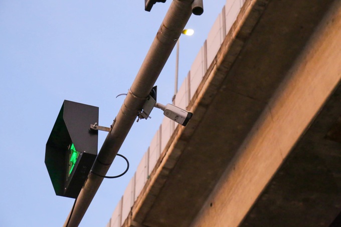 Hanoi drivers flout red-light rules despite heavy fines - 9