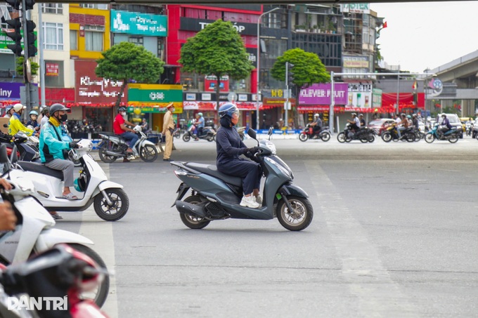 Hanoi drivers flout red-light rules despite heavy fines - 1