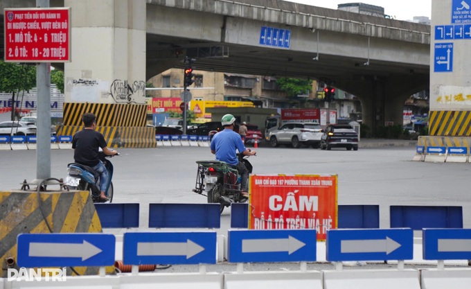 Hanoi drivers flout red-light rules despite heavy fines - 2