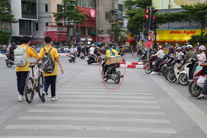 Hanoi drivers flout red-light rules despite heavy fines - 4