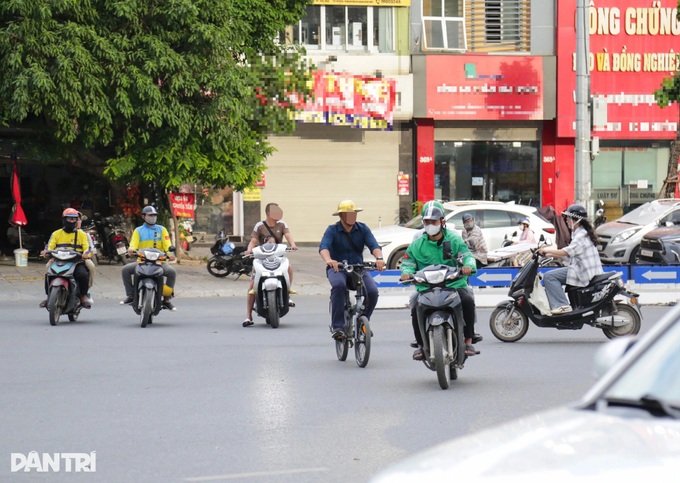Hanoi drivers flout red-light rules despite heavy fines - 5