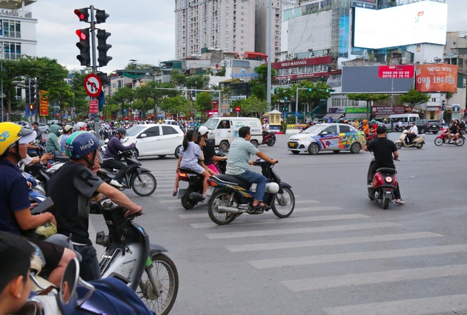 Hanoi drivers flout red-light rules despite heavy fines - 7