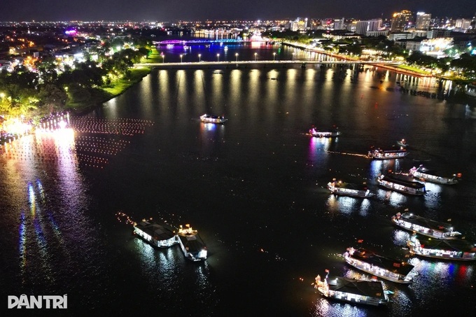Electric tourist boats to be piloted on Huong River - 1