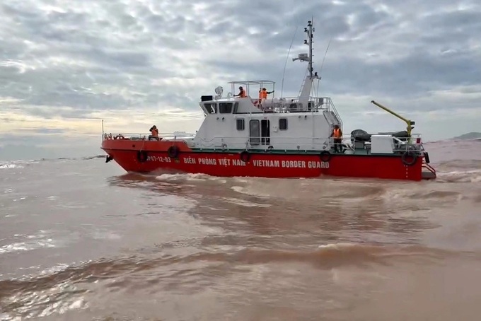 Three bodies recovered after fishing boats sink in Quang Tri storm - 1