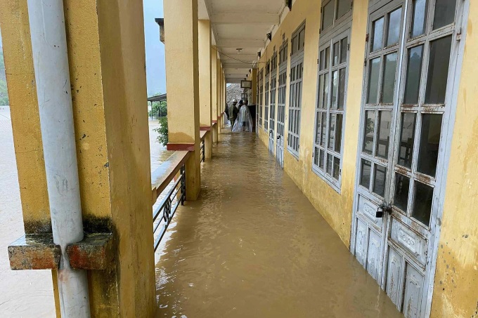Residents in Lao Cai flee floods overnight - 3