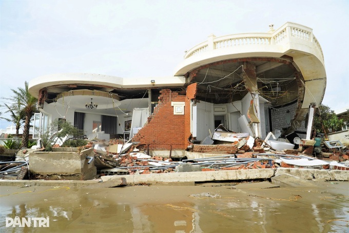 Dozens of luxury villas in Ha Tinh damaged by Typhoon Bualoi - 2